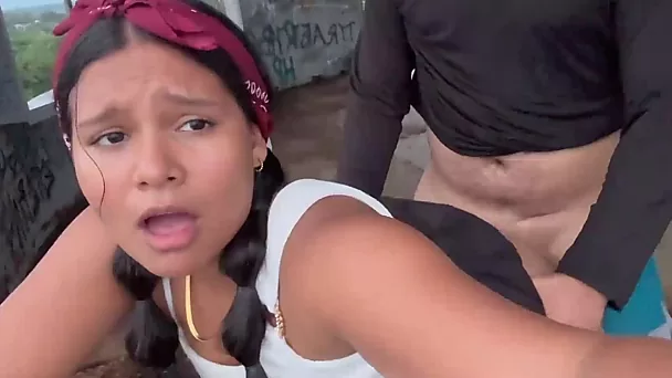Hübsche mollige Latina-Teenagerin wird von ihrem Freund oben auf dem Aussichtsturm gefickt