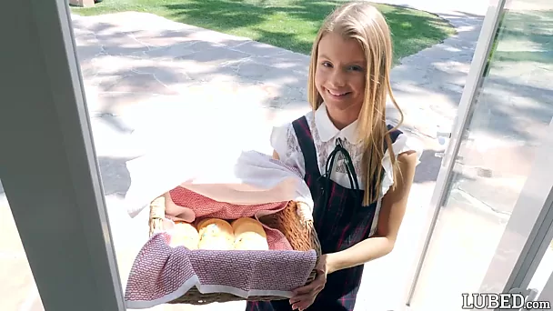 Unschuldiger Teenager tauscht Scout-Kekse gegen großen Schwanz (Asuna Fox)
