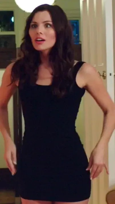 Olivia Chenery „in 2 Sekunden komplett bekleidet bis komplett nackt“ in „Legacy“