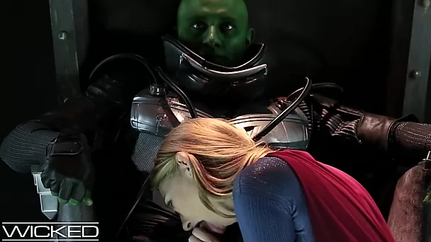 Cosplaying Supergirl and Brainiac having hot fuck