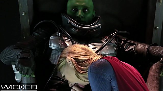 Cosplaying Supergirl and Brainiac having hot fuck