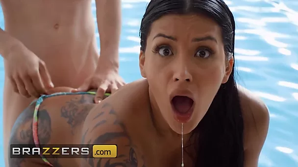 Die wunderschöne lateinamerikanische Schlampe Mariana Martix betrügt ihren Ehemann, während sie Analsex am Pool genießt.