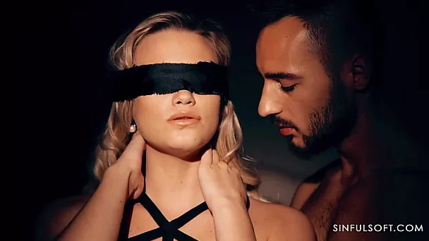 Milan Ponjevic laat de verleidelijke sexy blonde Chloe Rose kennismaken met het rijk van echte passie