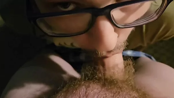 Jovencito nerd bigotudo complace a su novio con una mamada increíble