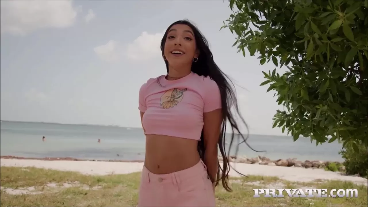 Sexy Latina debütiert in einer Gonzo-Szene