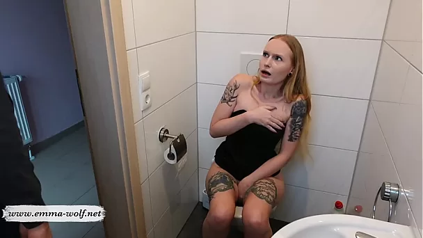 Tätowierte Blondine mit kleinen Titten wird in einer öffentlichen Toilette gefickt