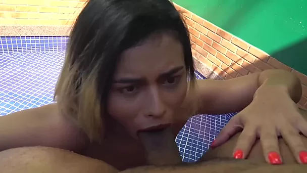 Bolinho brasileiro de bunda gorda deixa seu traseiro aberto e cheio de creme durante anal hardcore na piscina