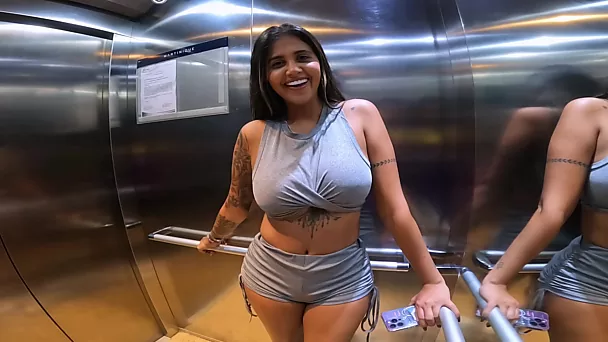 Sexy vollbusige Latina-Schönheit mit dem prallen Arsch hat nach einem heißen Vorspiel im Fitnessstudio Sex mit einem Typen im Hotel