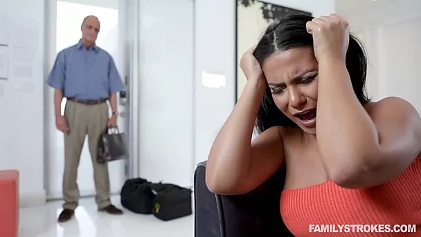 Une femme latina bien roulée baise son beau-fils malgré son vieux mari en colère
