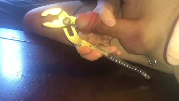 Duży klucz wchodzi w cewkę moczową tego śmiałka.