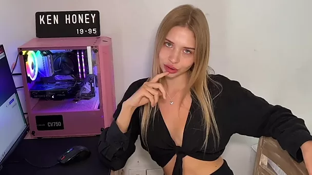 Russische blonde babe verleidt klusjesman om haar vuile mond ruw te neuken