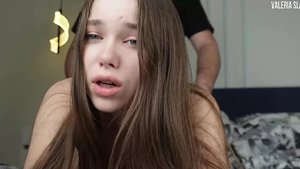 귀여운 얼굴의 러시아 의붓 딸이 항문 크림 파이를 구걸합니다 - 아마추어 포르노