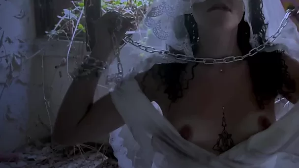 Une MILF italienne profite d'une baise publique dans une maison abandonnée en jouant un fantôme en l'honneur d'Halloween.