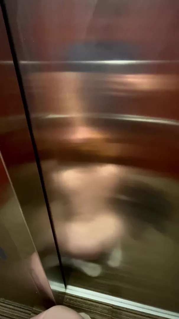 Você pediu!  Vídeo do nosso boquete no elevador