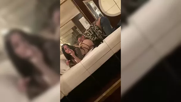 Telefonvideo aus dem Liebeshotel mit einer schlanken, tätowierten brünetten Schlampe, die einen Kerl mit heißem Blowjob und Sex überrascht