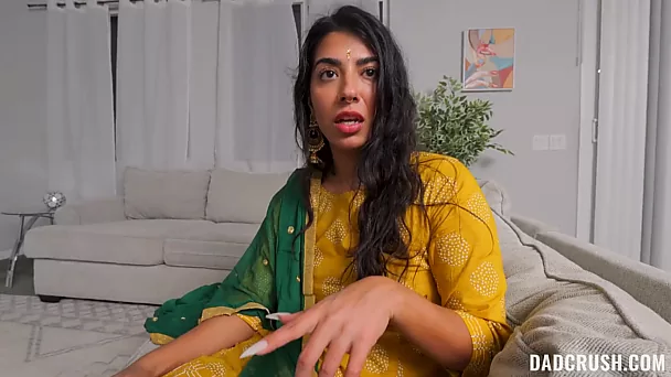 Indyjska pasierbica Jasmine Sherni uwalnia swoje piękno, aby wszyscy mogli je zobaczyć