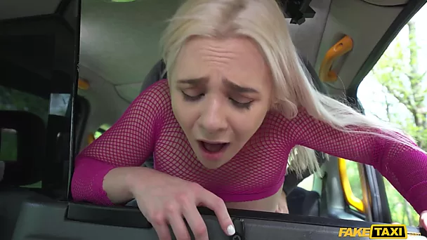 Versaute zierliche blonde Teenagerin in Netzstrümpfen befriedigt einen Taxifahrer sexuell, um einen Rabatt zu bekommen
