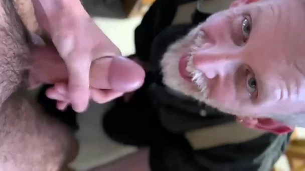 Un tipo barbudo cachondo le da la mamada a su excitado compañero en un vídeo gay de bj