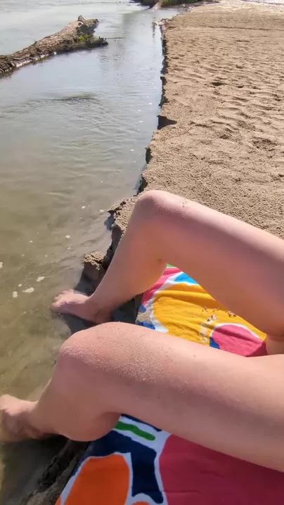 Frau hängt auf einer öffentlichen Sandbank rum