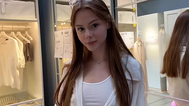 俄罗斯美女阿丽娜·福克斯 (Arina Fox) 在商店里漫步，并在酒店房间里与她的继兄做爱。