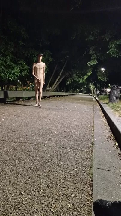 Cumming in un parco circondato da edifici di uffici vuoti, il cuore batteva forte!