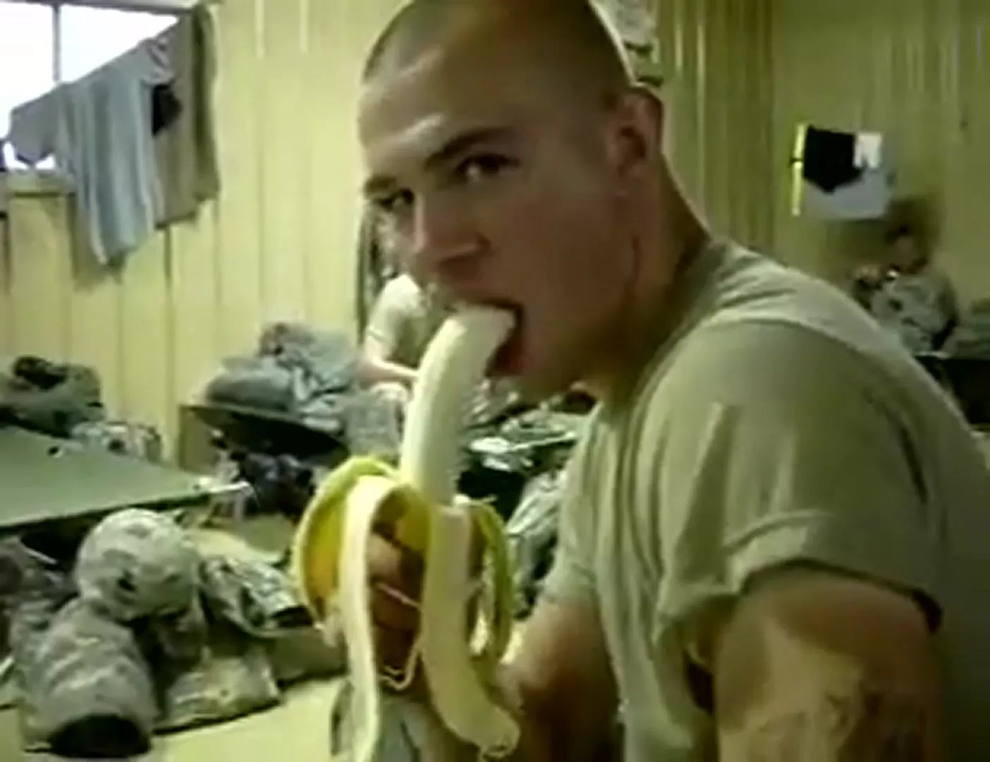 O irmão militar gosta de bananas grandes