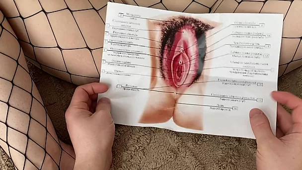 Sexy mollige nerdy schatje biedt een man aan om de anatomie van een vrouw te bestuderen aan de hand van haar eigen poesje