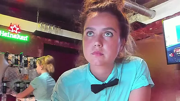 Kleine russische Kellnerinnen machen Webcam-Auftritt am Arbeitsplatz