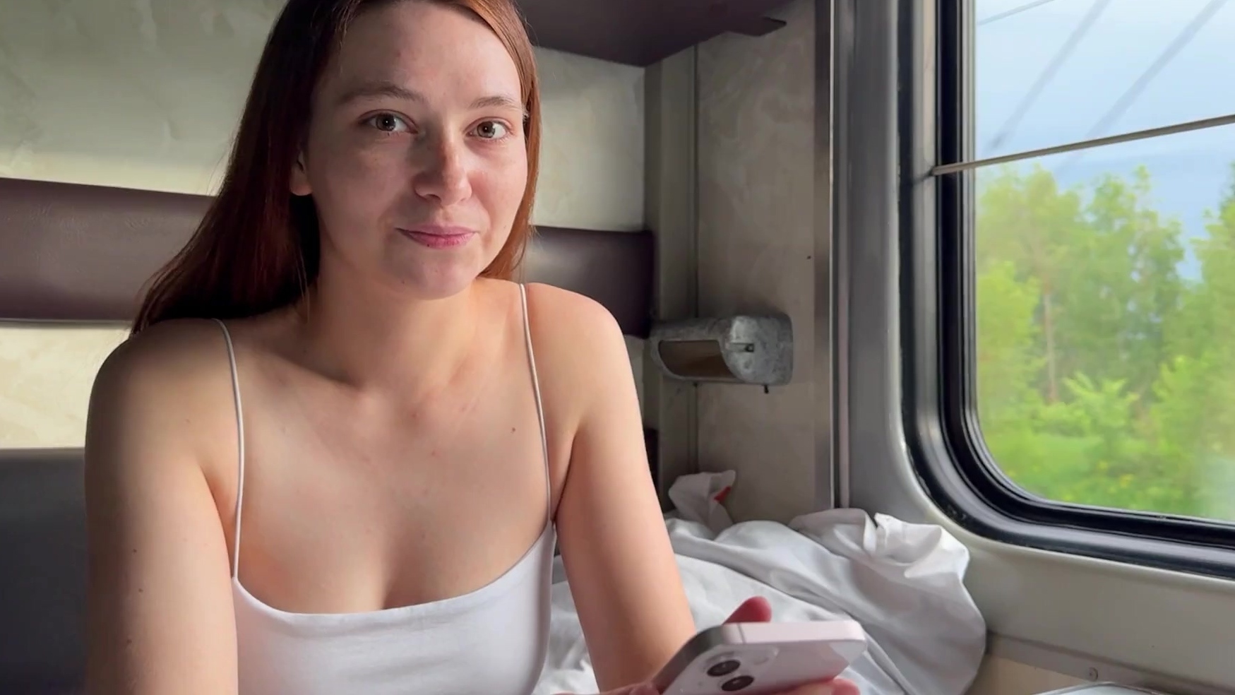 欲情したロシアの痴女が電車で犯される