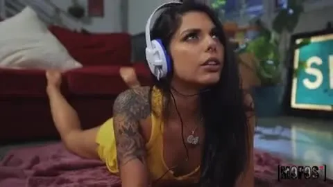 Garota gamer nerd recebe uma cinta na buceta