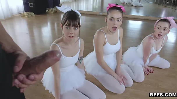 Süße Ballerinas haben einen neuen Weg gefunden, sich zu dehnen