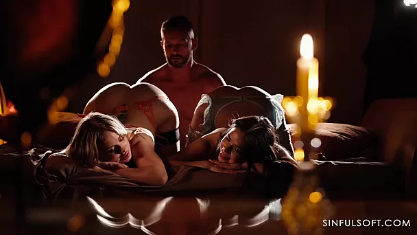 Duas princesas sensuais compartilham prazeres eroticamente em um trio apaixonado.