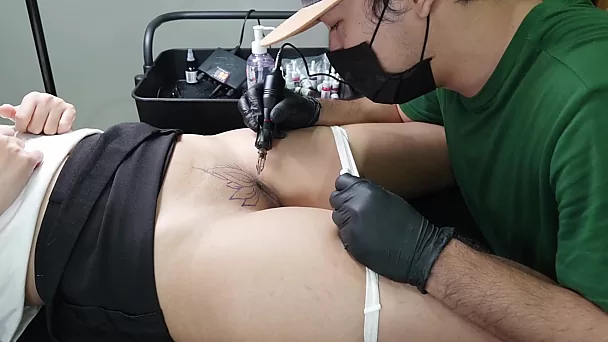 La muñeca tailandesa se excitó mucho durante la sesión de tatuaje, permitiendo que el maestro le follara el coño.