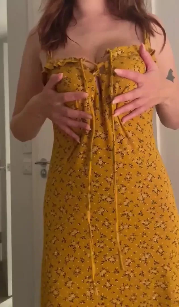 Déjame qué se esconde debajo de mi vestido.