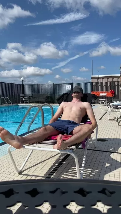 Je joue à la piscine