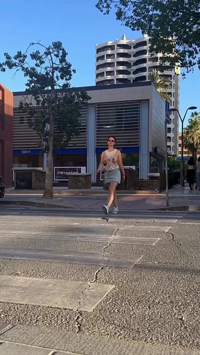 Ohne Deckel die Straße überqueren … der Verkehr hält für mich immer an.