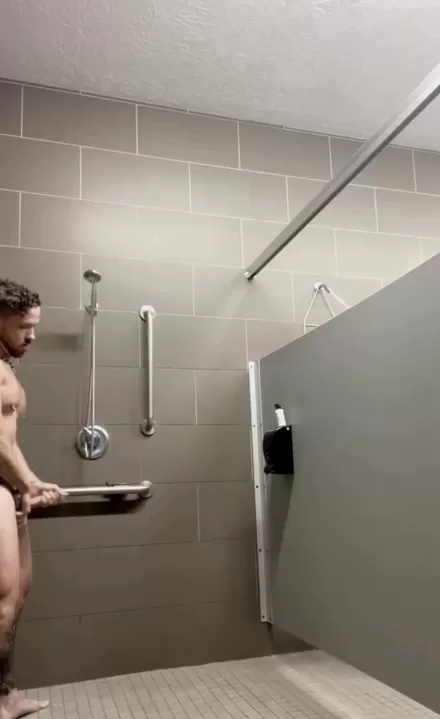 Juste quelques mecs hétéros qui prennent une douche à la salle de sport.