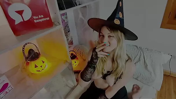 Blondynka z Halloween nie ma miotły, na której mogłaby jeździć, ma tylko twardego kutasa