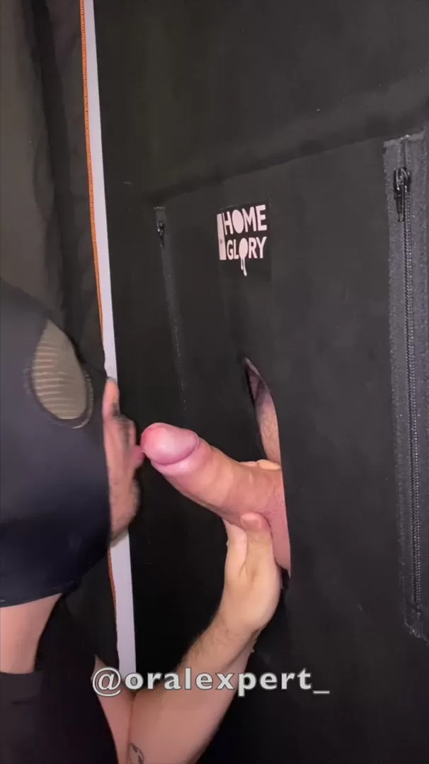 Sucer une grosse bite de canette de bière hétéro dans un gloryhole