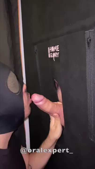 Chupando una lata de cerveza recta con una polla gruesa en un Gloryhole