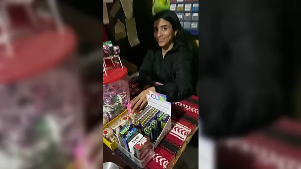 Cajera latina sucia atiende a su cliente cachondo con piruleta