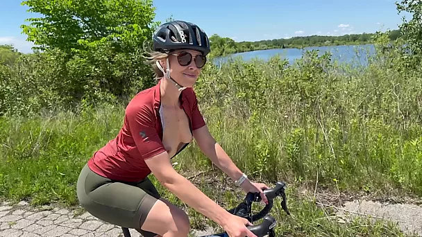 Milf ciclista gostosa teve sua buceta gozada na natureza