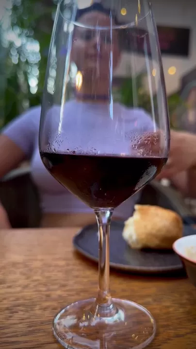 Un vino refrescante y una copa fina crean una velada fantástica.