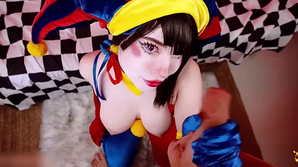 Sexy clown geneukt tot enorme lading in haar geschoren kutje - amateur porno