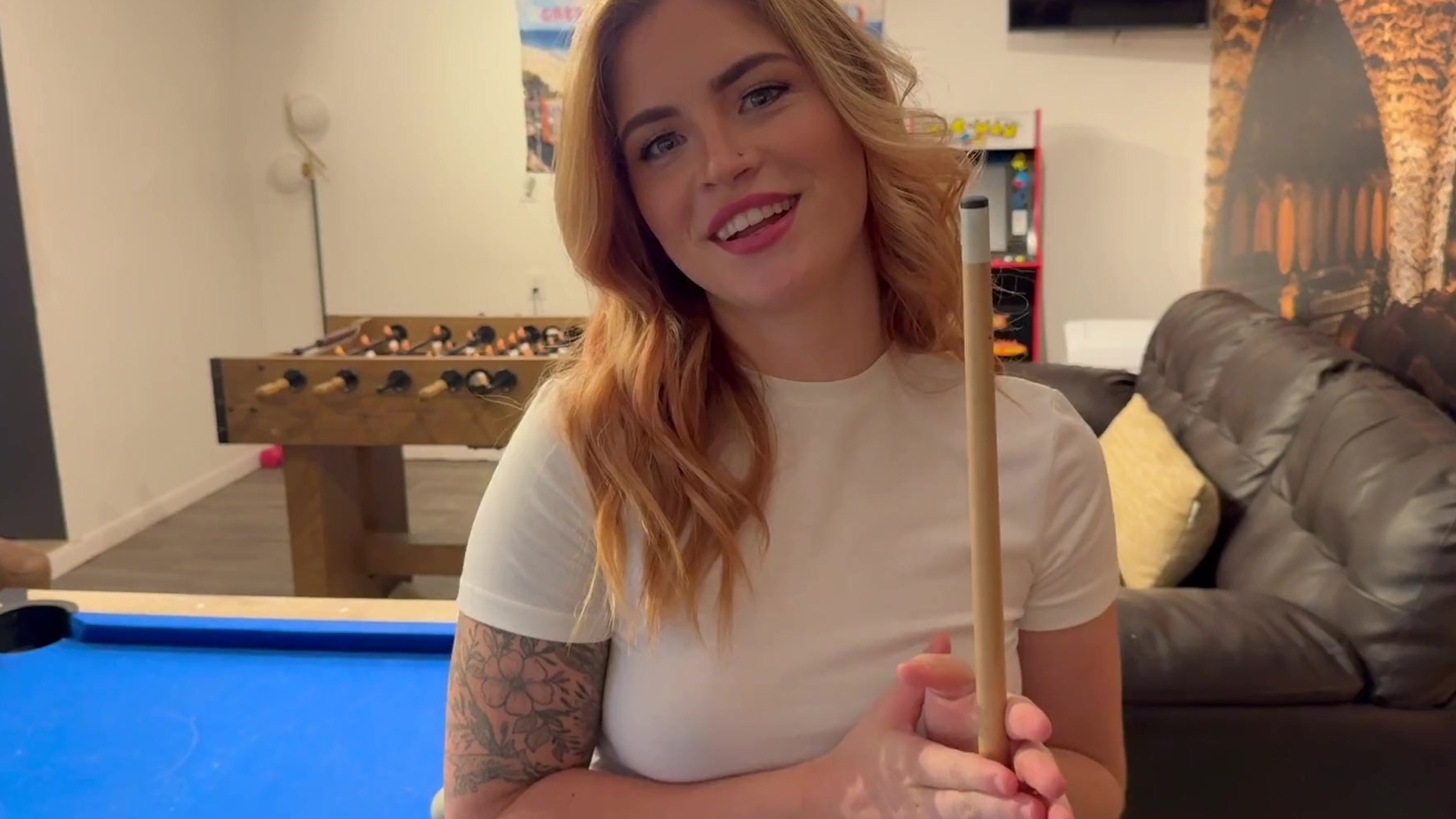 Жігіт бильярд допын кискасына салады