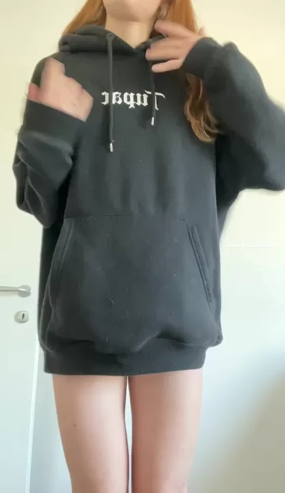 Ik hoop dat je het niet erg vindt dat ik mijn hoodie uitdoe... het is warm