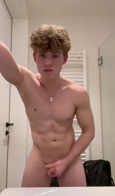 mira a este hermoso chico jovencito...