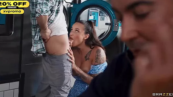 Katty Soarez est prête à baiser en public - Brazzers