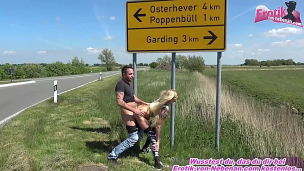 Follando amateur en señal de carretera