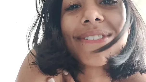 Joi gostosa com um rosto bonito quer que você faça um tratamento facial quente nela